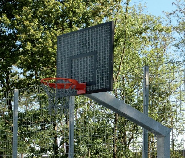 stalen basketbalinstallatie