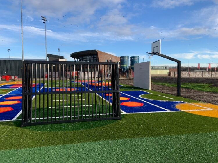 stalen basketbalpaal speelplein