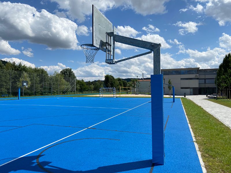Basketbalpaal met in hoogte verstelbaar bord